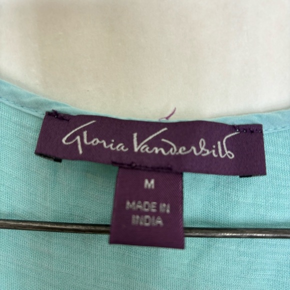 5/$25 Gloria Vanderbilt top medium - Picture 3 of 4